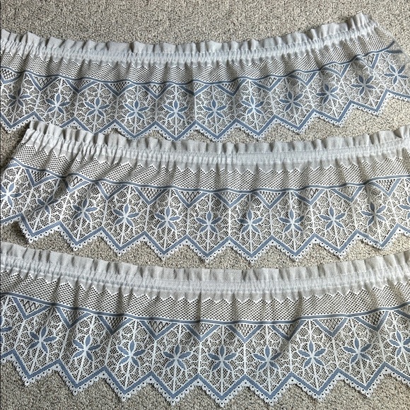 Set of 3 Lace Window Valance with Blue Highlights - Picture 2 of 4